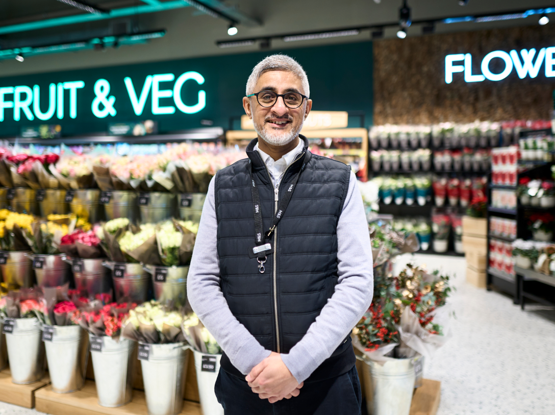1088x814-man-gillet-in-fruit-and-veg.png